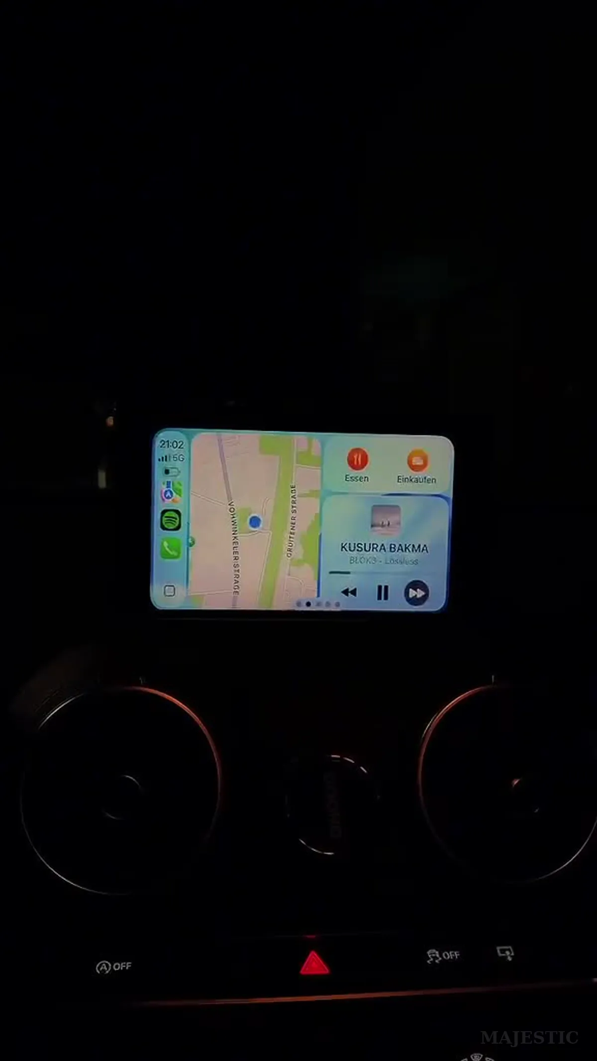 Audi A3 nach der CarPlay Nachrüstung mit Kartenansicht und Musiksteuerung