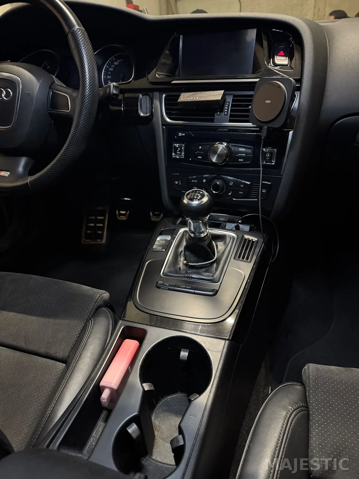 Audi A5 Sportback mit kreativer Ambientebeleuchtung: vorher: mittelkonsole