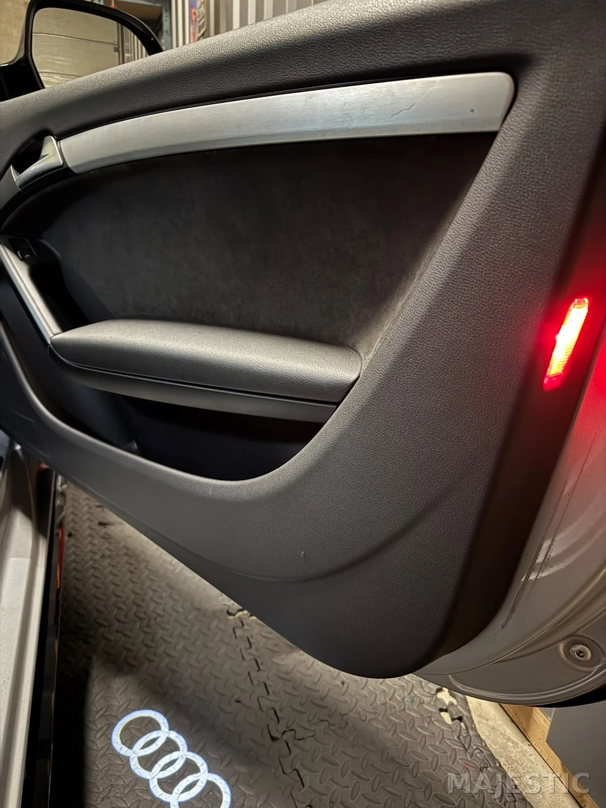 Audi A5 Sportback mit kreativer Ambientebeleuchtung: vorher: türbereich