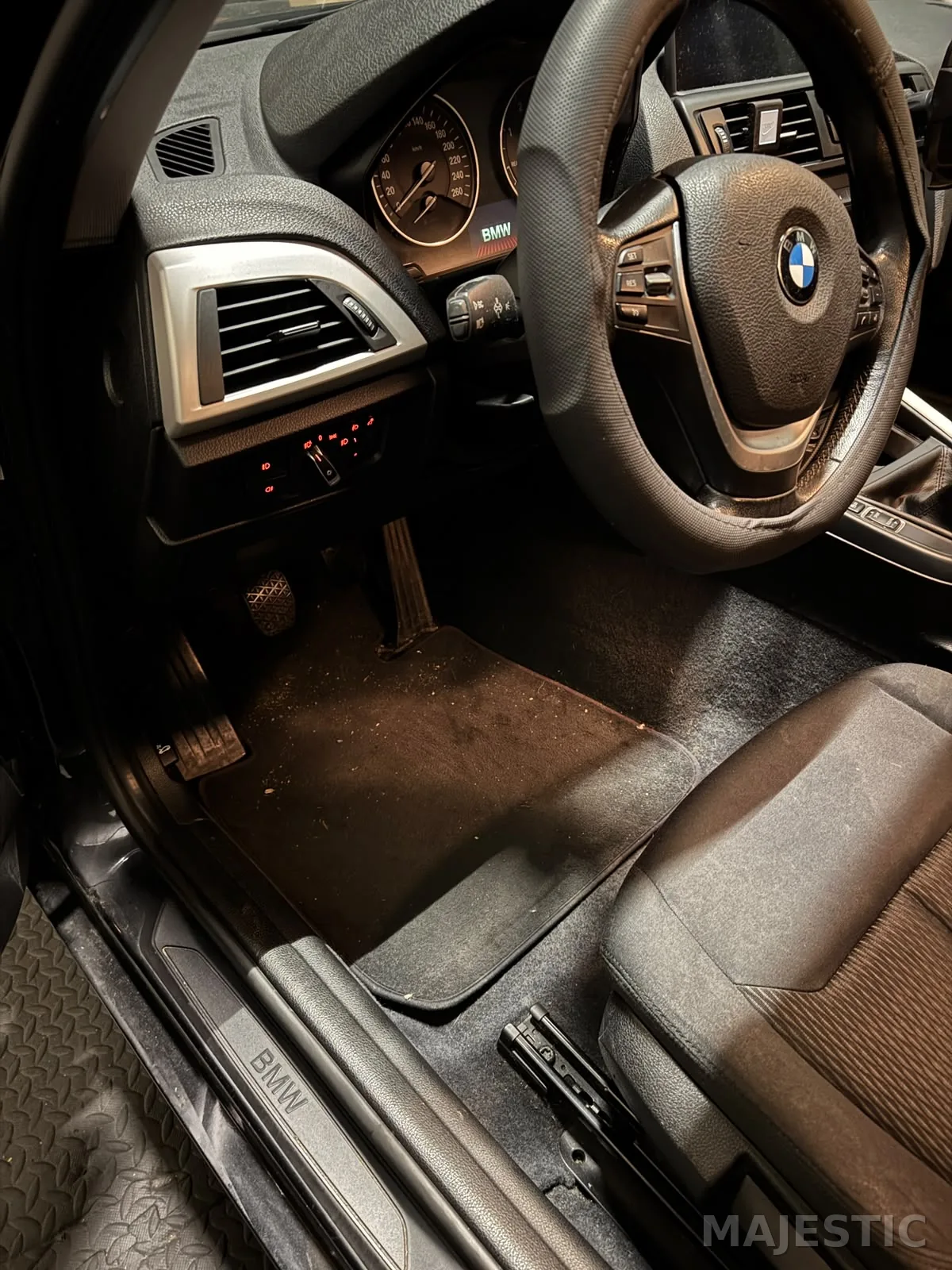 BMW F21 mit dezenter 2 Zonen Ambientebeleuchtung: vorher: fahrerseite