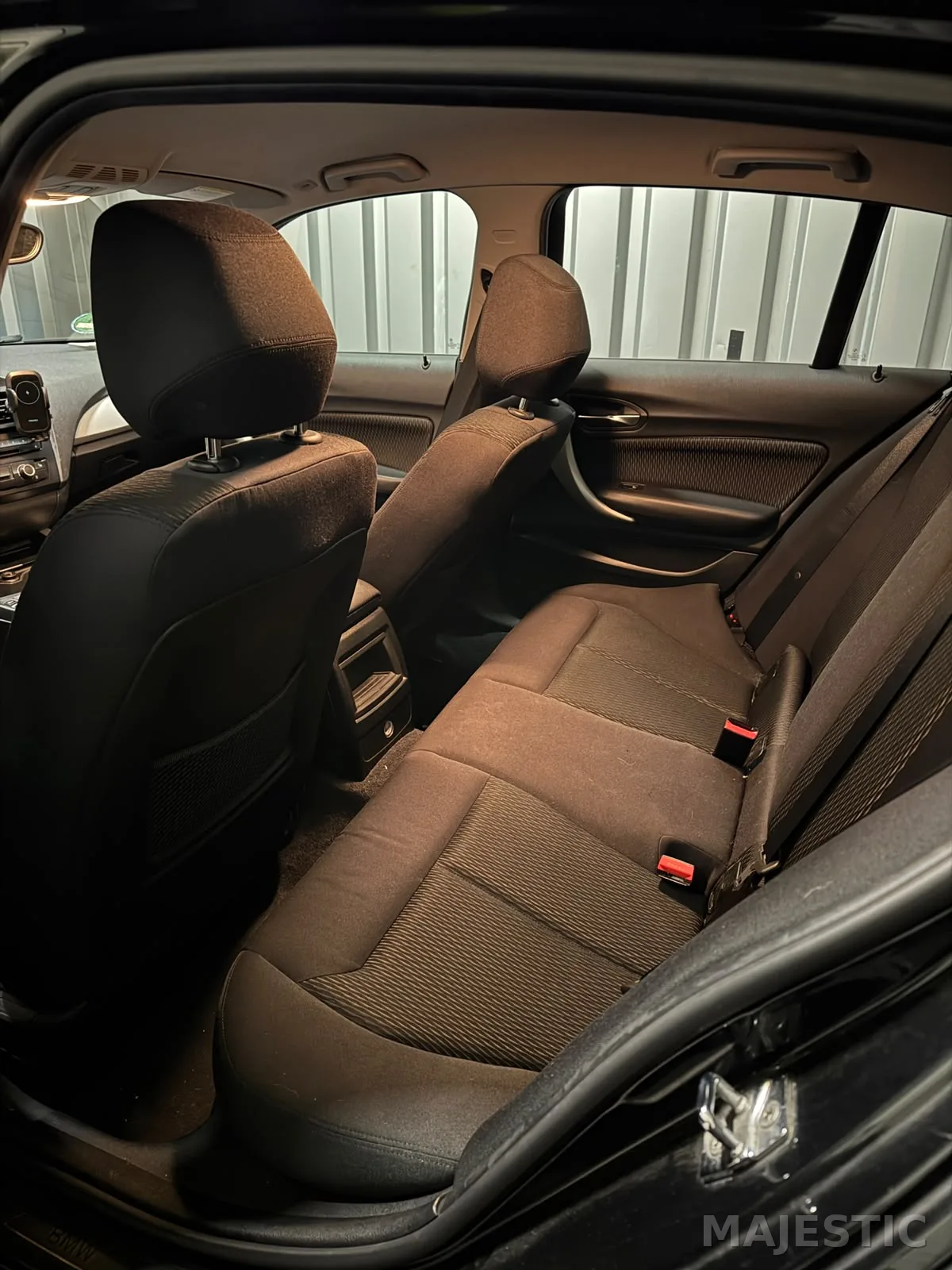 BMW F21 mit dezenter 2 Zonen Ambientebeleuchtung: vorher: fondbereich