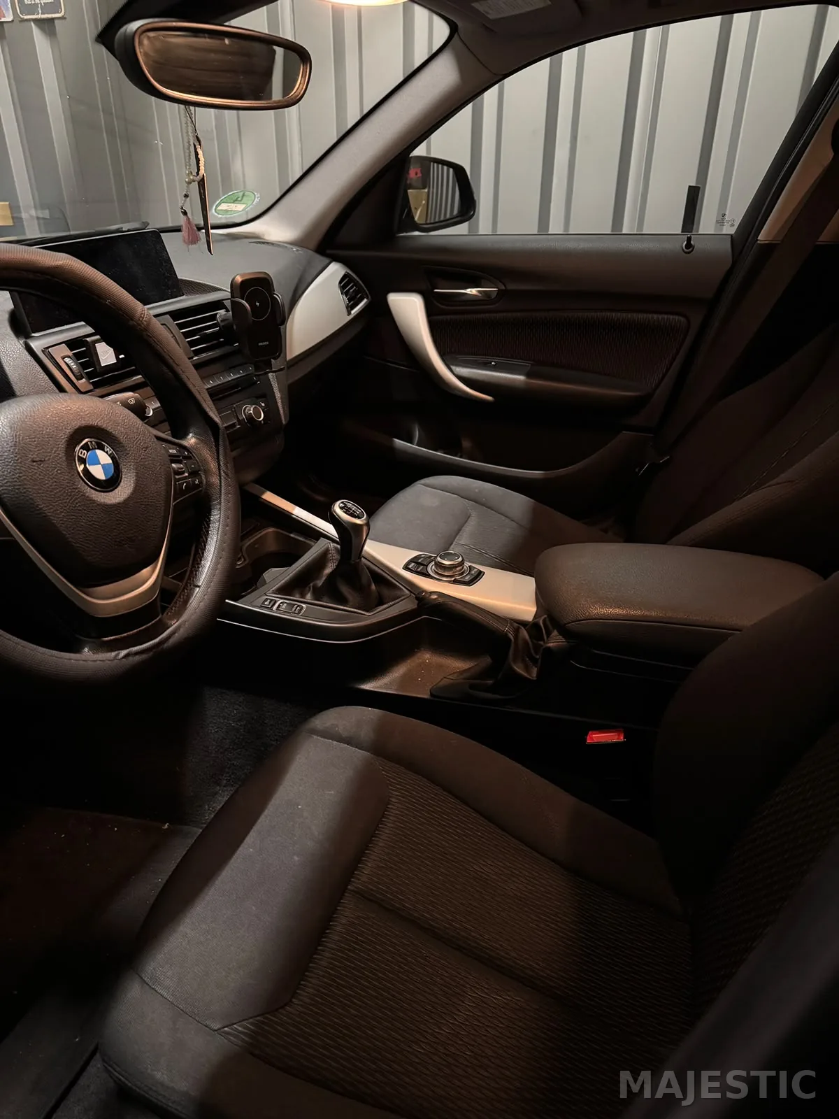 BMW F21 mit dezenter 2 Zonen Ambientebeleuchtung: vorher: innenraum