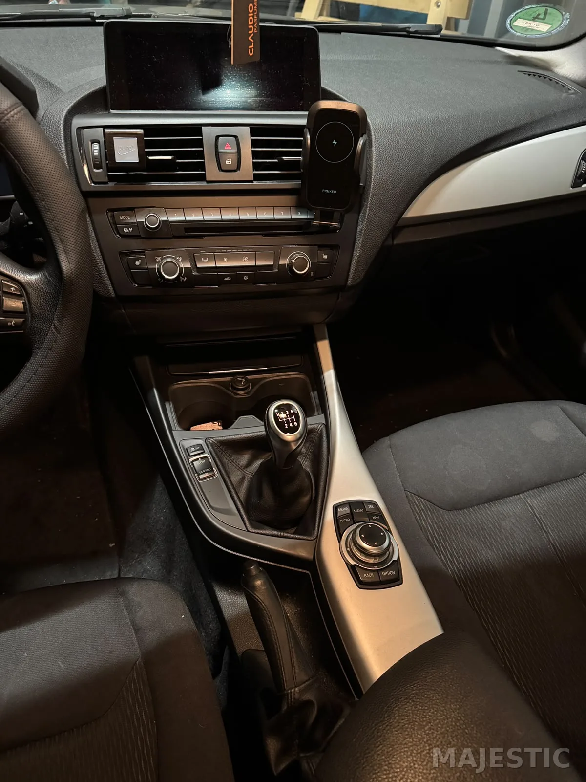 BMW F21 mit dezenter 2 Zonen Ambientebeleuchtung: vorher: mittelkonsole