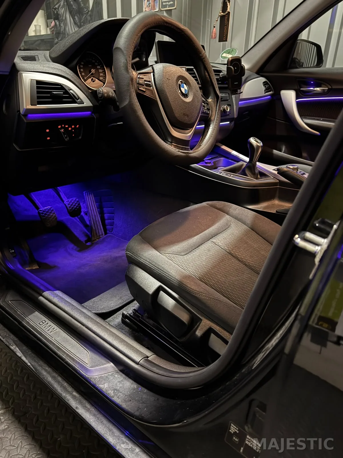 BMW F21 mit dezenter 2 Zonen Ambientebeleuchtung