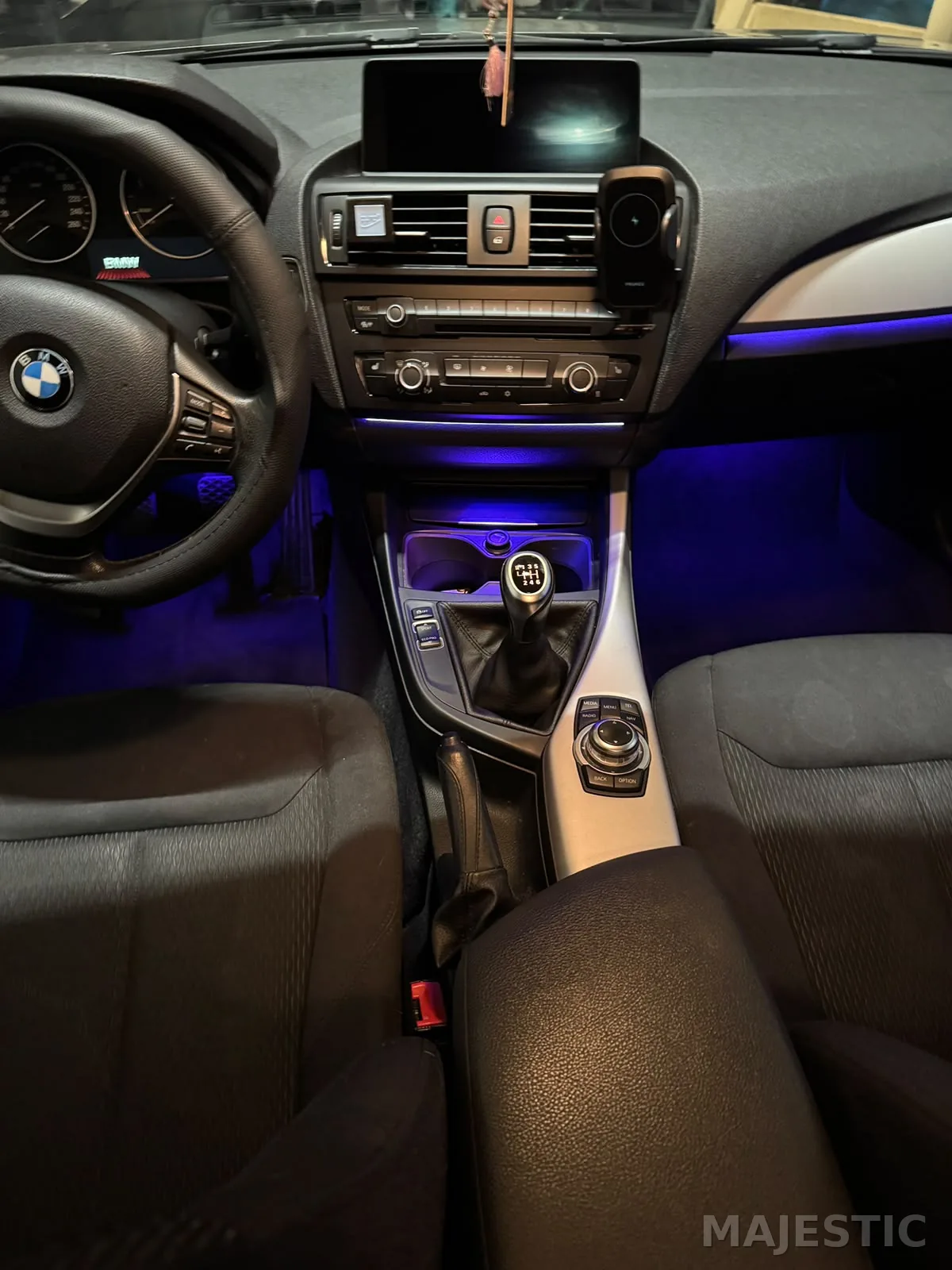 BMW F21 mit dezenter 2 Zonen Ambientebeleuchtung: nachher: mittelkonsole