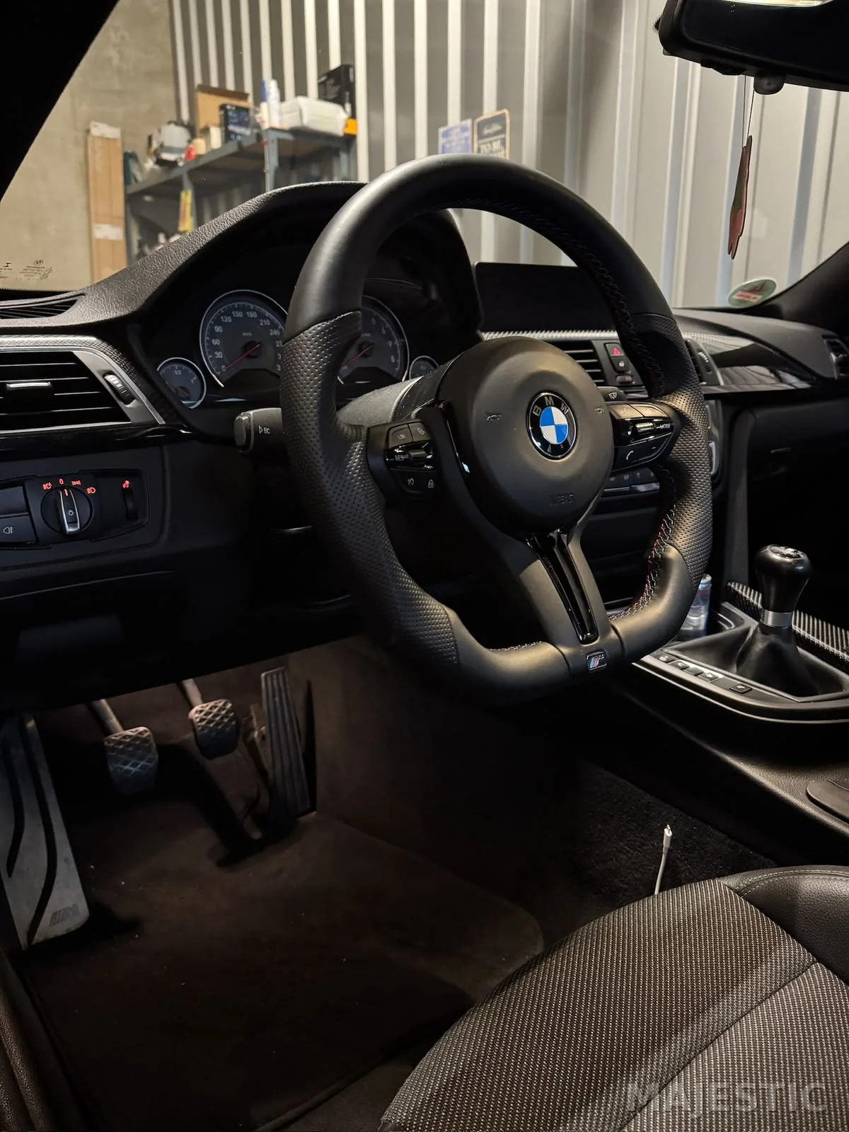 BMW M4 mit 2-Zonen-Ambientebeleuchtung: vorher: innenraum