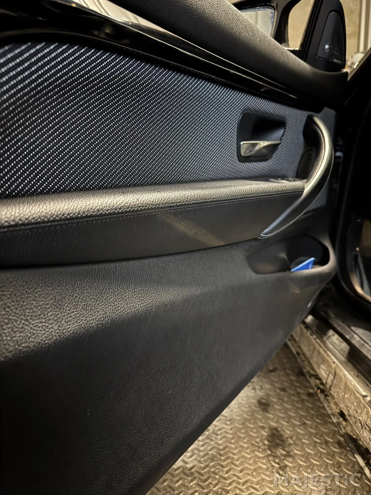 BMW M4 mit 2-Zonen-Ambientebeleuchtung: vorher: türbereich