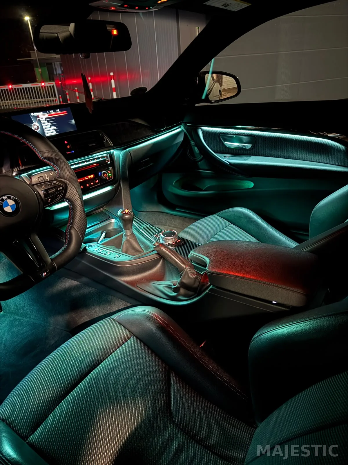 BMW M4 mit 2-Zonen-Ambientebeleuchtung: nachher: innenraum