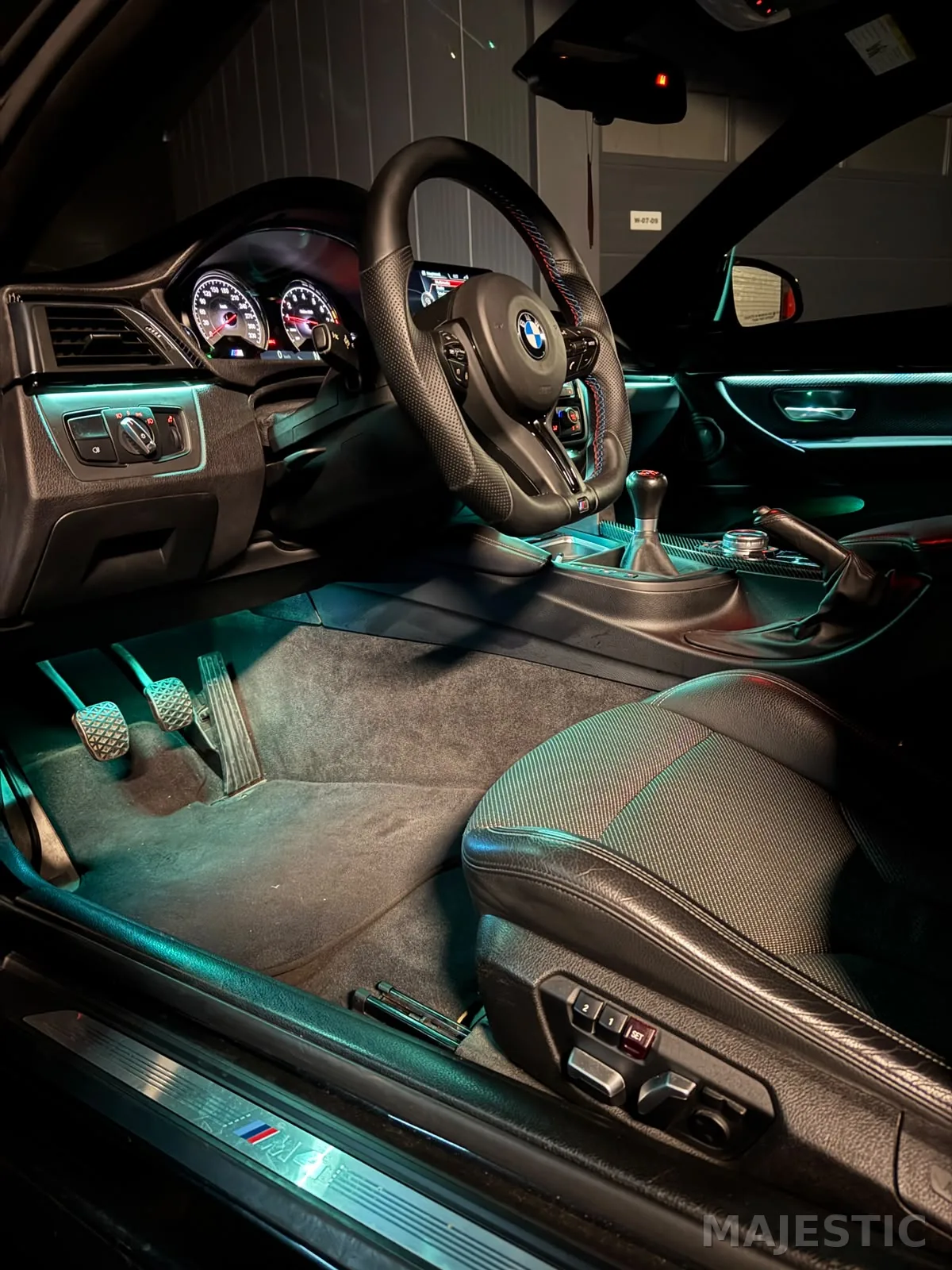 BMW M4 mit 2-Zonen-Ambientebeleuchtung: nachher: innenraum