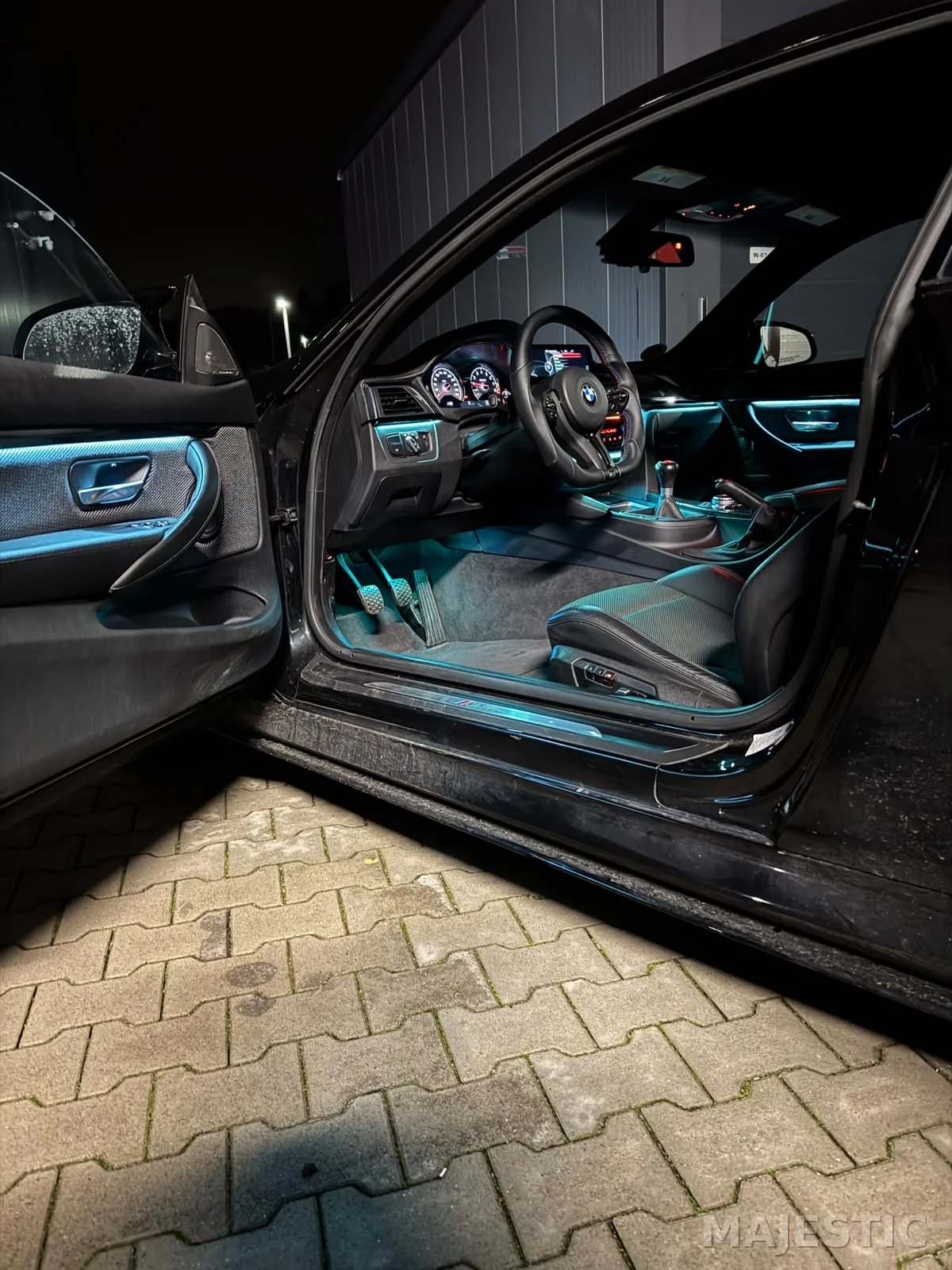 BMW M4 mit 2-Zonen-Ambientebeleuchtung: nachher: innenraum