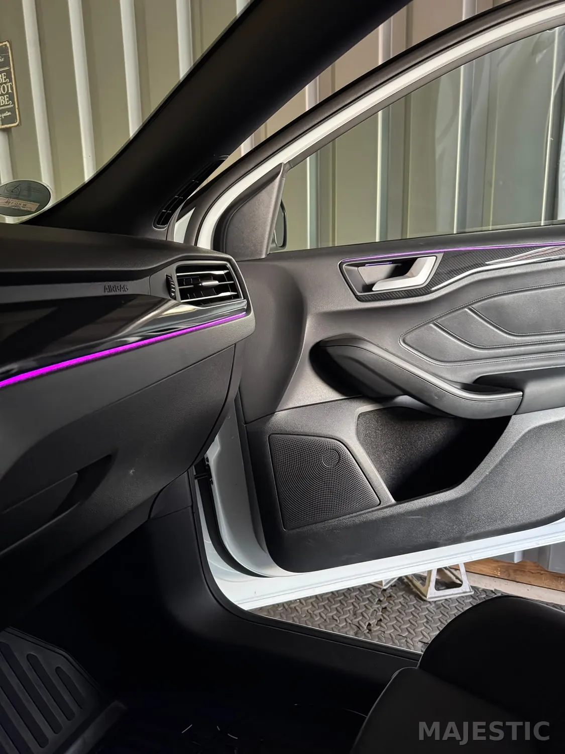 Ford Focus mit 2 Zonen Ambientebeleuchtung: vorher: beifahrerseite