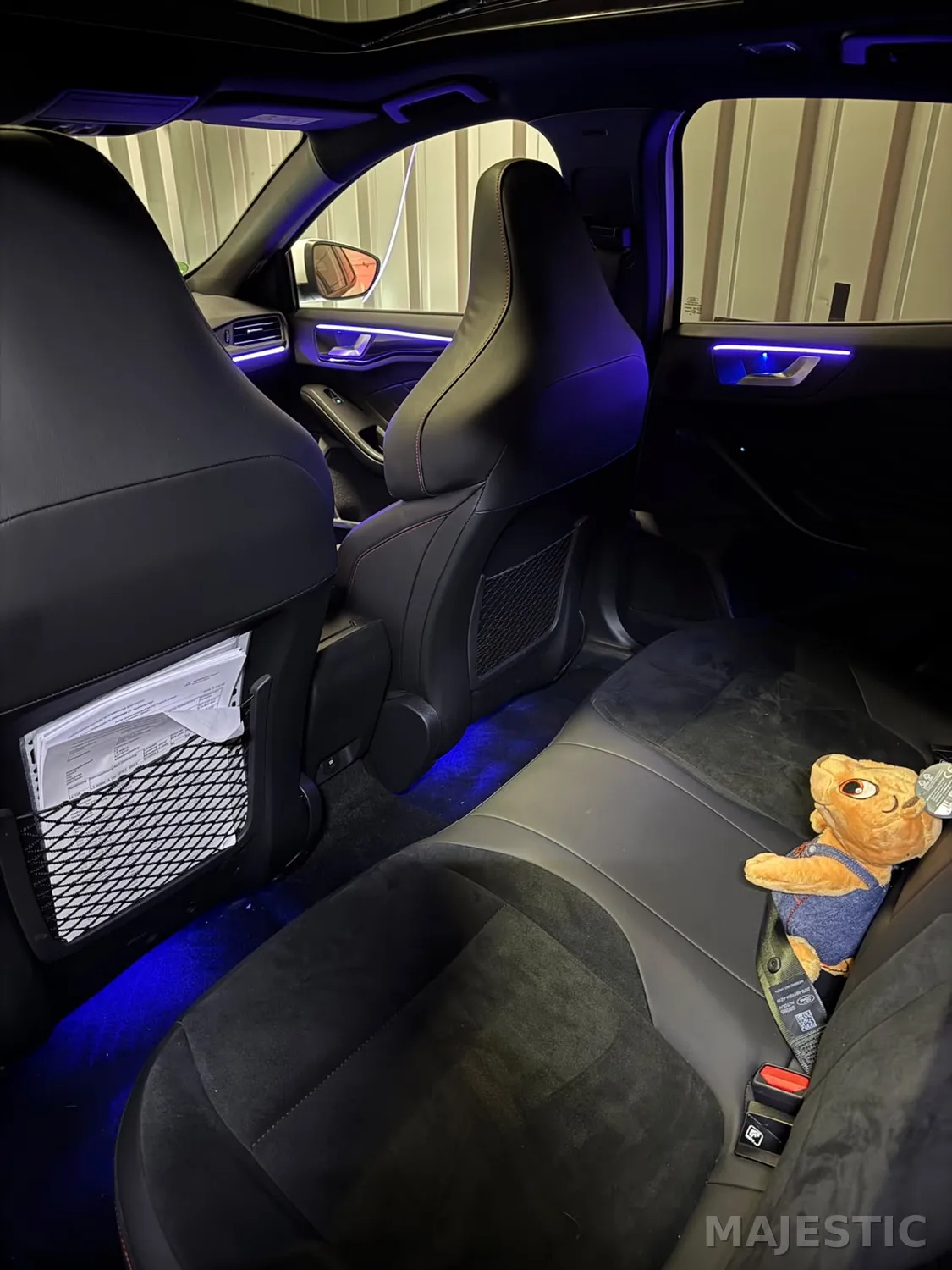 Ford Focus mit 2 Zonen Ambientebeleuchtung: vorher: fondbereich