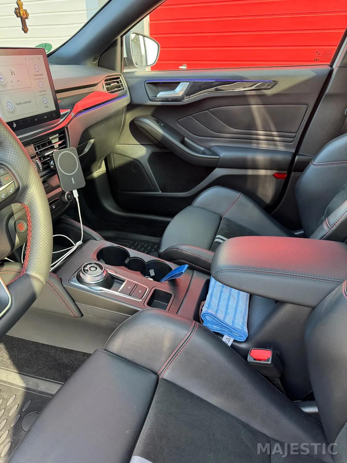 Ford Focus mit 2 Zonen Ambientebeleuchtung: vorher: innenraum