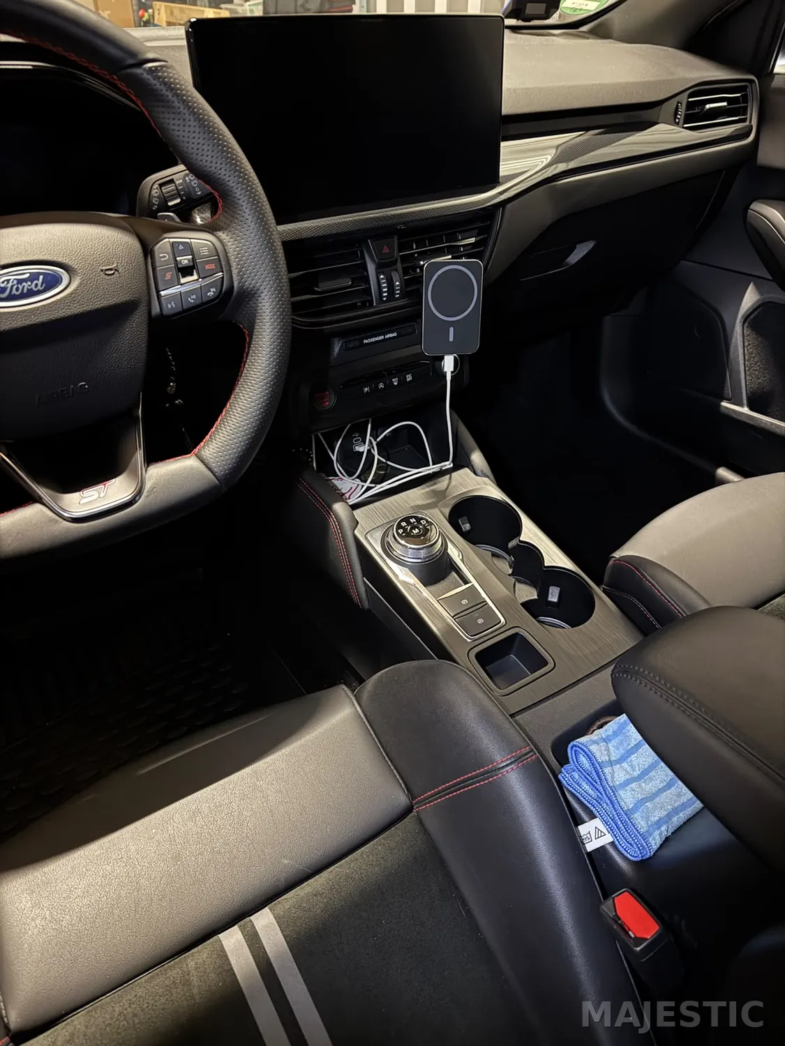 Ford Focus mit 2 Zonen Ambientebeleuchtung: vorher: mittelkonsole