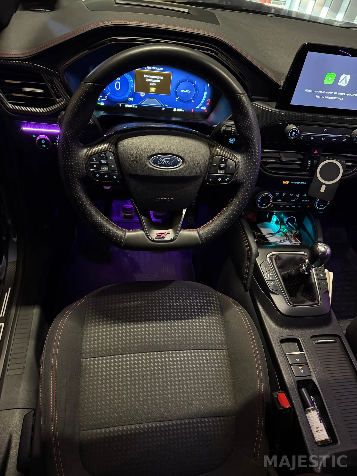 Ford Kuga mit nachgerüsteter 2 Zonen Ambientebeleuchtung: nachher: fahrerseite