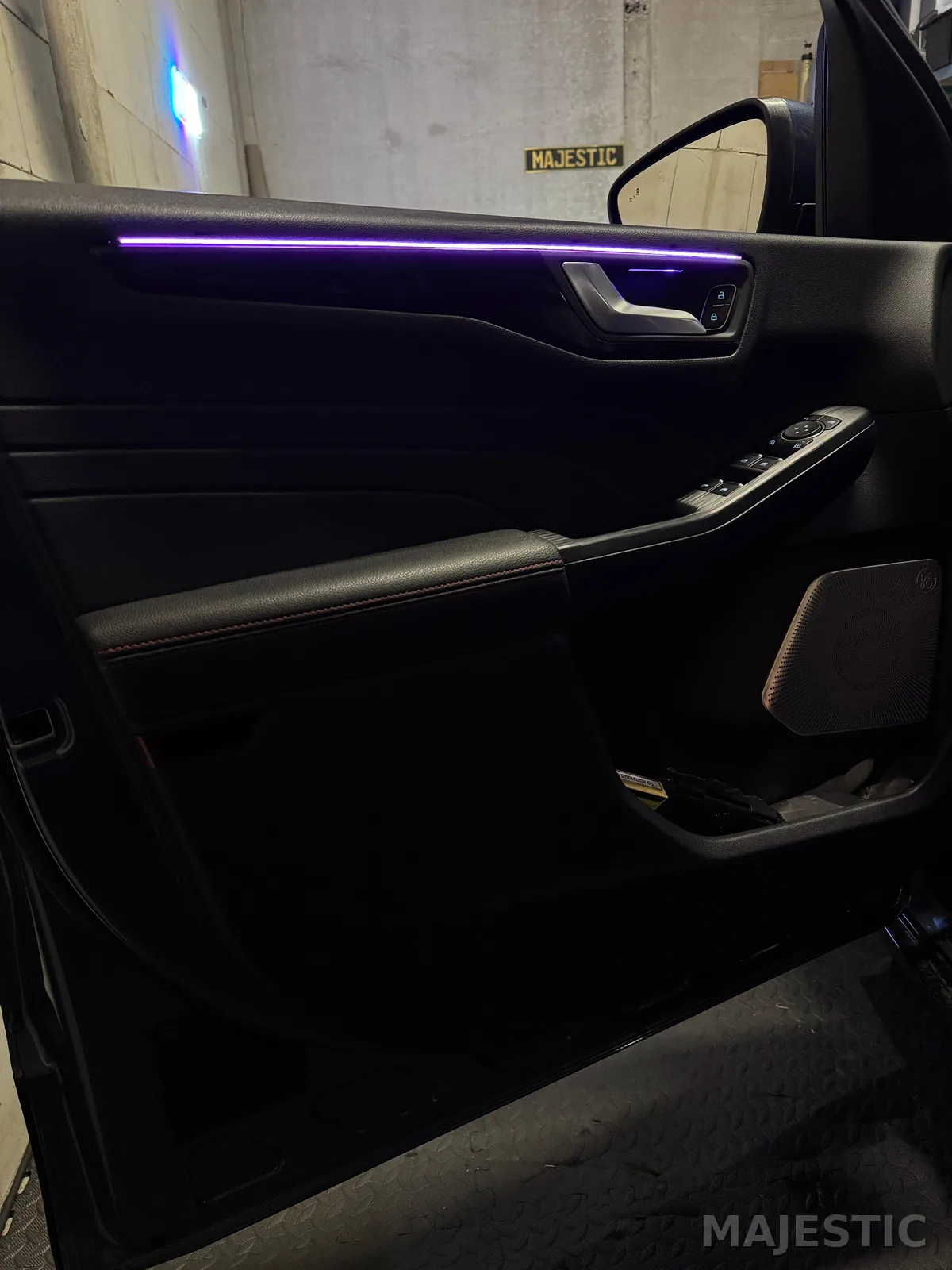 Ford Kuga mit nachgerüsteter 2 Zonen Ambientebeleuchtung: nachher: türbereich