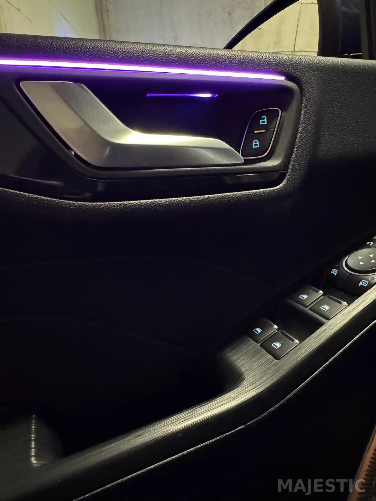 Ford Kuga mit nachgerüsteter 2 Zonen Ambientebeleuchtung: nachher: türgriff