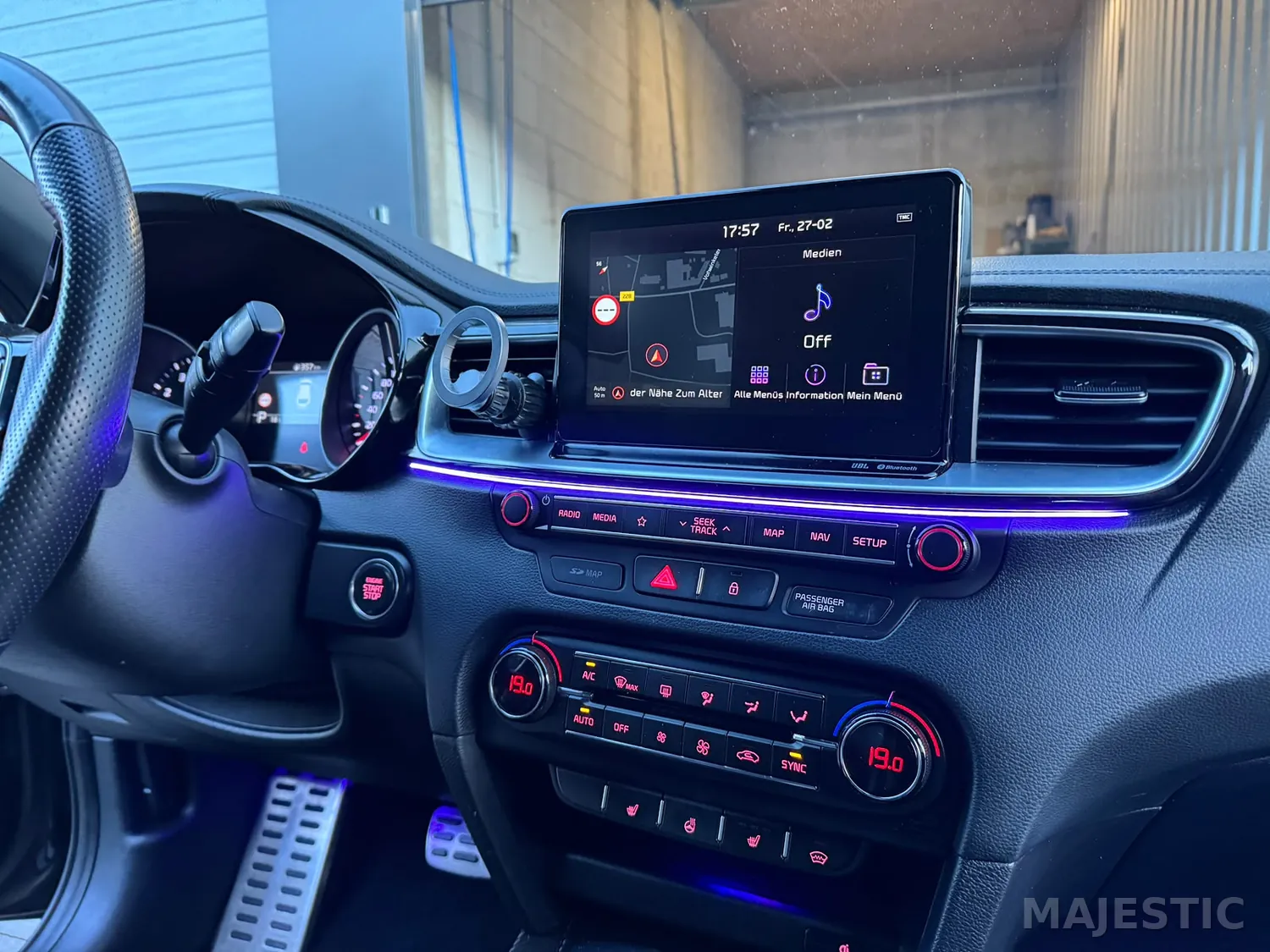 KIA ProCeed GT mit 2 Zonen Ambientebeleuchtung: nachher: displaybereich
