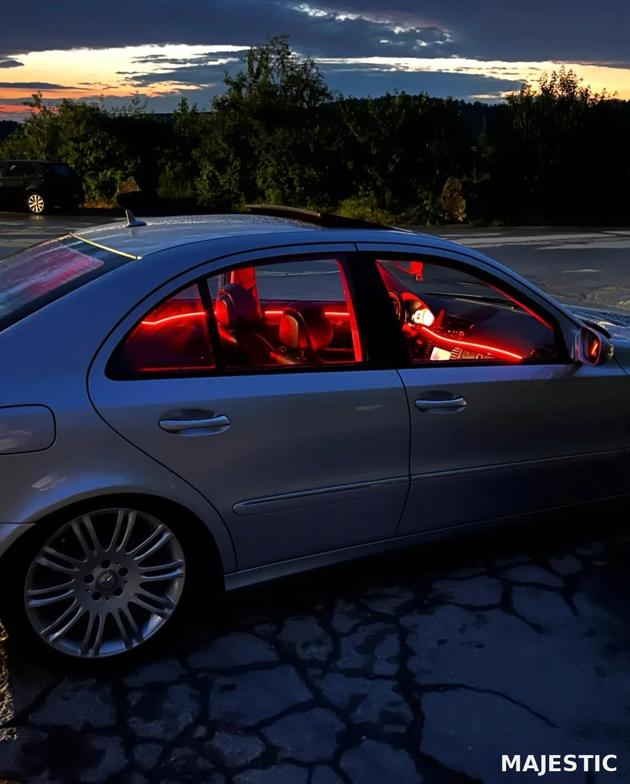 Mercedes E‑Klasse W211 mit 2 Zonen Ambientebeleuchtung: nachher: außenansicht