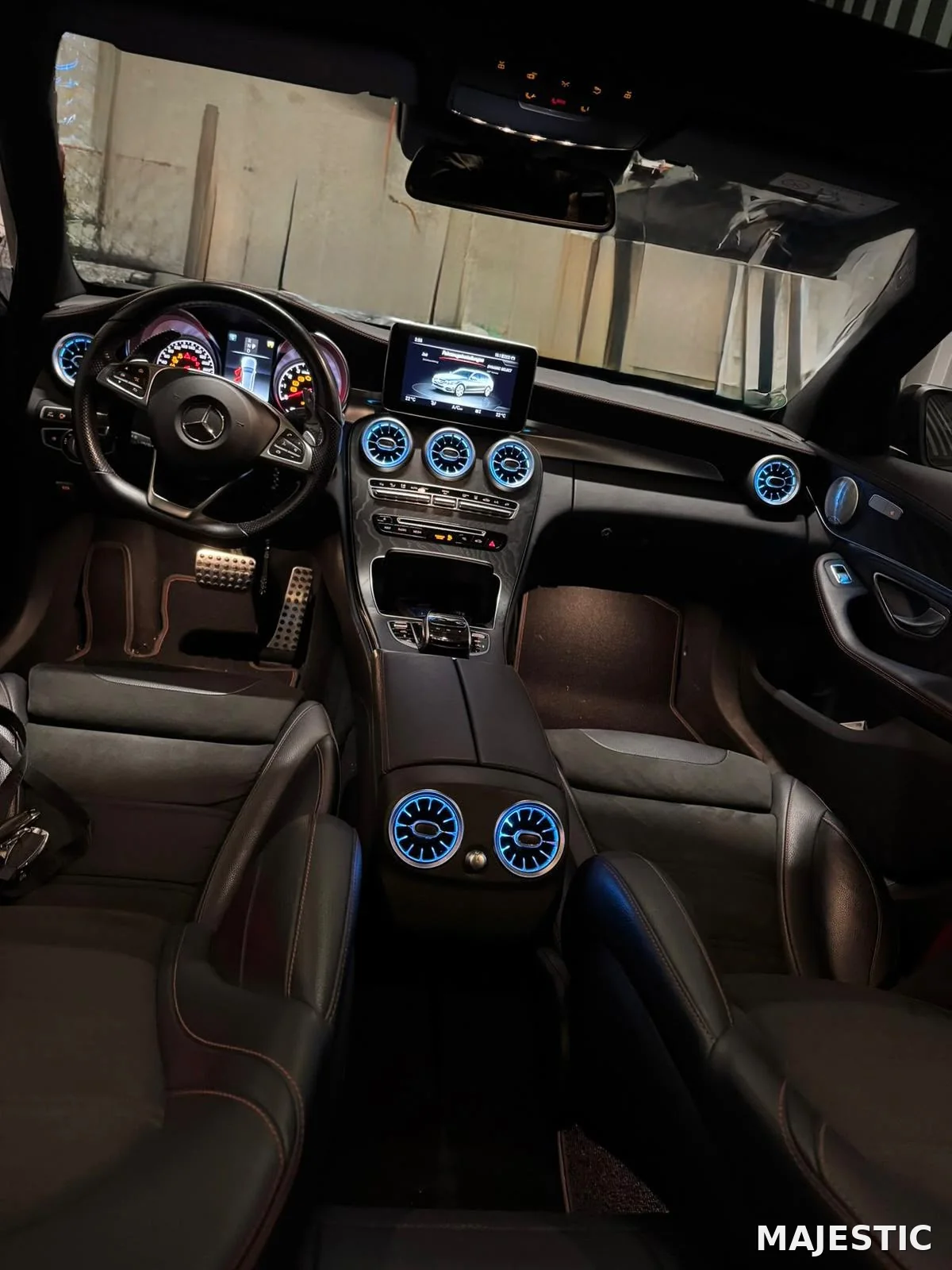 Mercedes C43 AMG W205 mit CarPlay und beleuchteten Luftdüsen: nachher: innenraum mit beleuchteten luftdüsen
