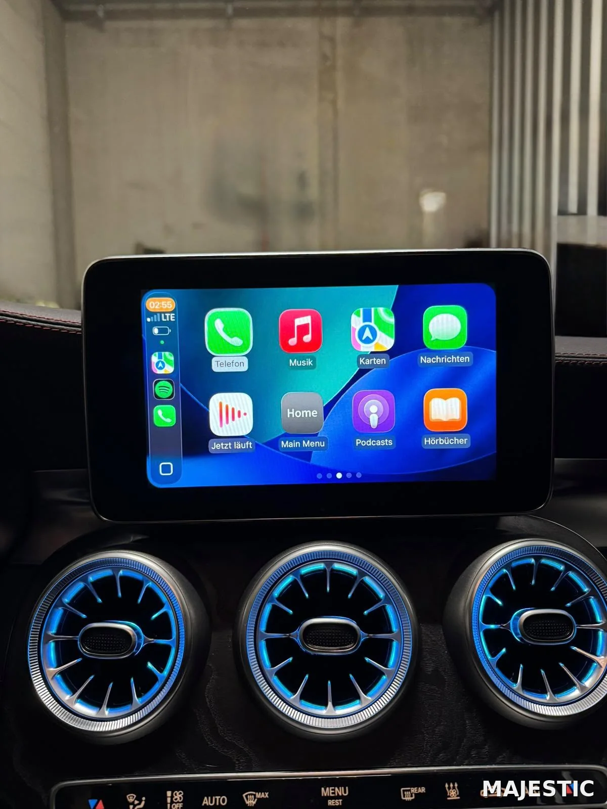 Mercedes C43 AMG W205 mit CarPlay und beleuchteten Luftdüsen: nachher: CarPlay Display und beleuchtete Luftdüsen