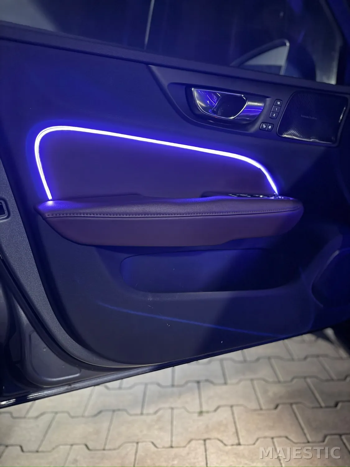 Volvo V60 mit 2 Zonen Ambientebeleuchtung: nachher: projektansicht