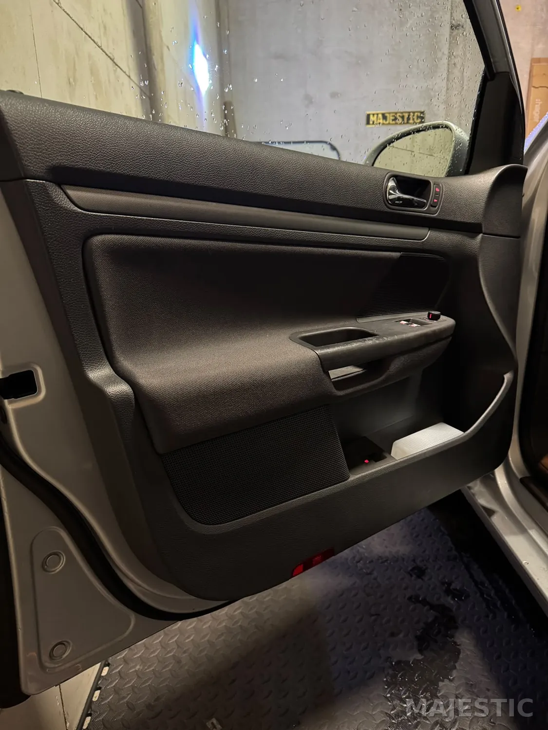 VW Golf 5 mit 2 Zonen Ambientebeleuchtung: vorher: türbereich