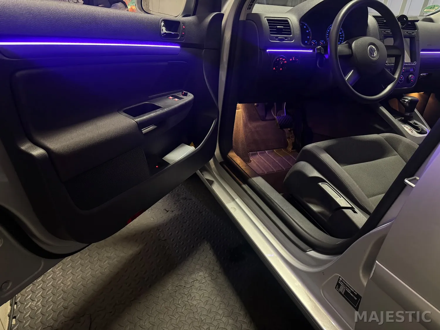 VW Golf 5 mit 2 Zonen Ambientebeleuchtung: nachher: fahrerseite