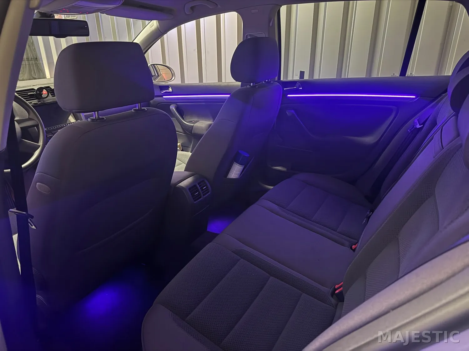 VW Golf 5 mit 2 Zonen Ambientebeleuchtung: nachher: fondbereich