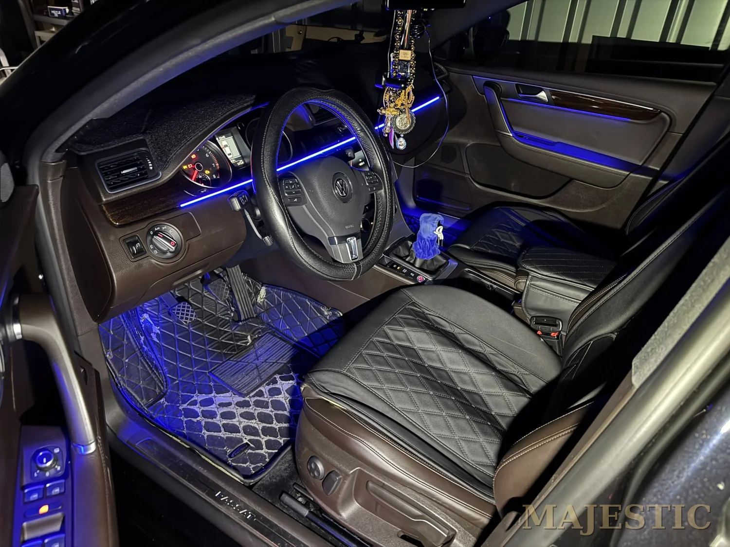 VW Passat B7 R‑Line Innenraum nach dem Umbau mit blauer Ambientebeleuchtung