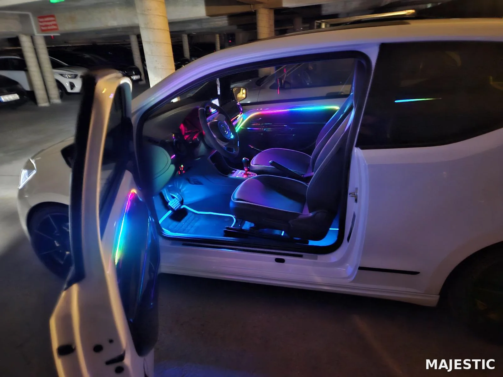 VW Up mit kompletter Ambientebeleuchtung: nachher: außenansicht
