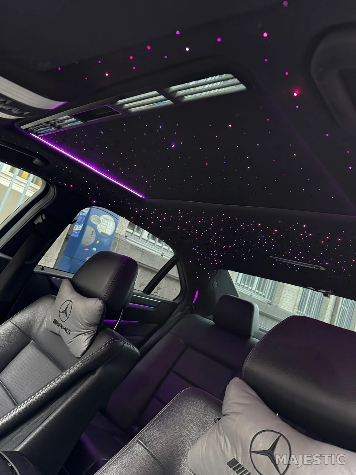 Mercedes E‑Klasse W212 Innenraum mit nachgerüstetem Sternenhimmel und violetter Ambientebeleuchtung