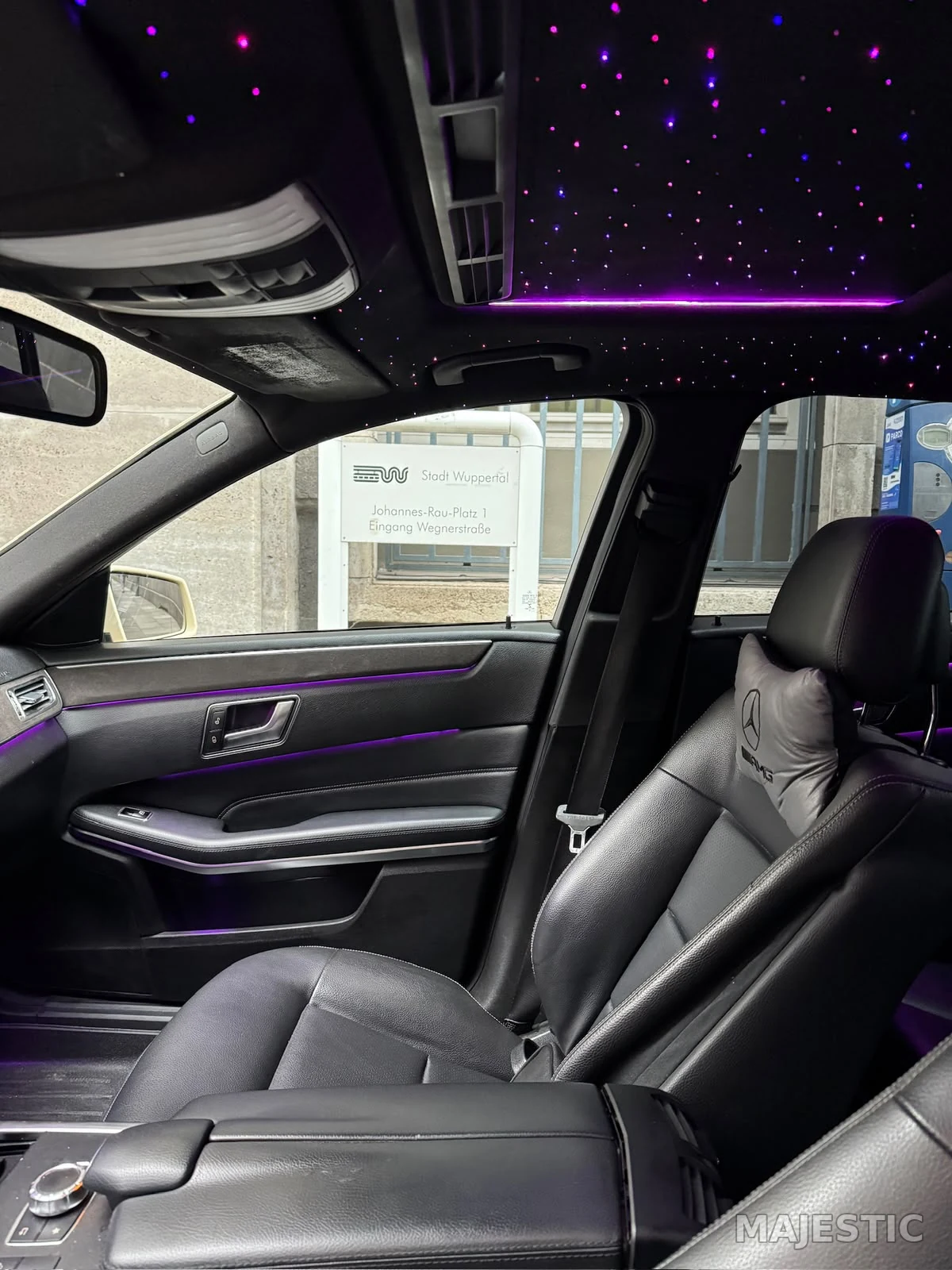Mercedes E‑Klasse W212 Cockpit mit neuer Ambientebeleuchtung und modernem Display